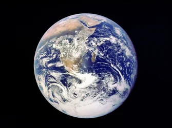Hela jorden från rymden - vy från Apollo 17 december 1972. Första fotografiet av södra polarisen. Större delen av Afrika syns även Arabiska halvön och Madagaskar (Malagasiska). NASA fotografi.